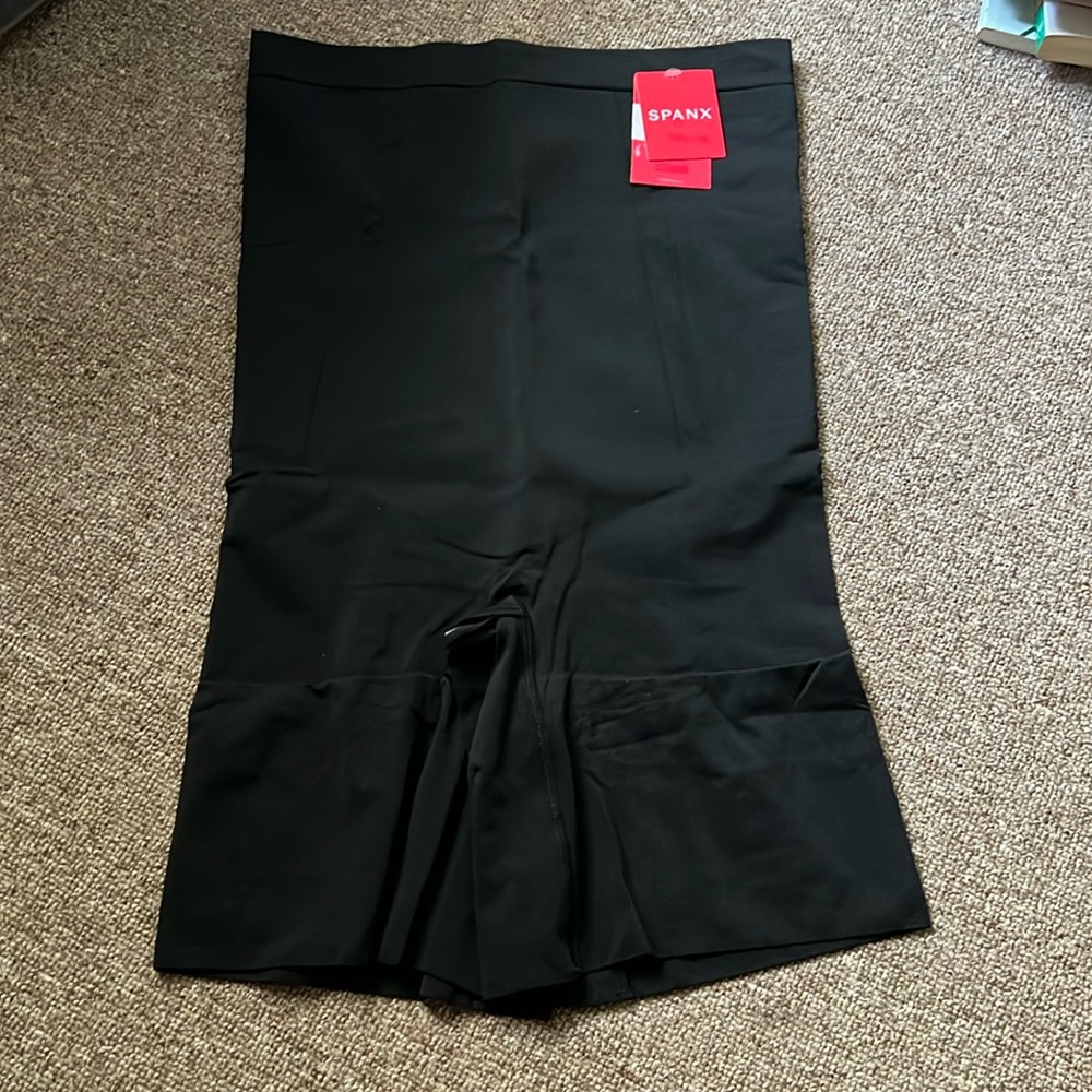 NWT SPANX High Waisted Mid Thigh Short XL Black